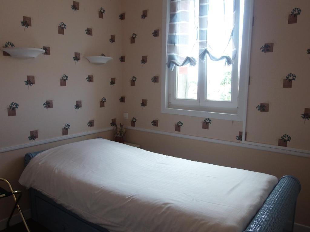Hotel De La Plage Ouistreham Room photo